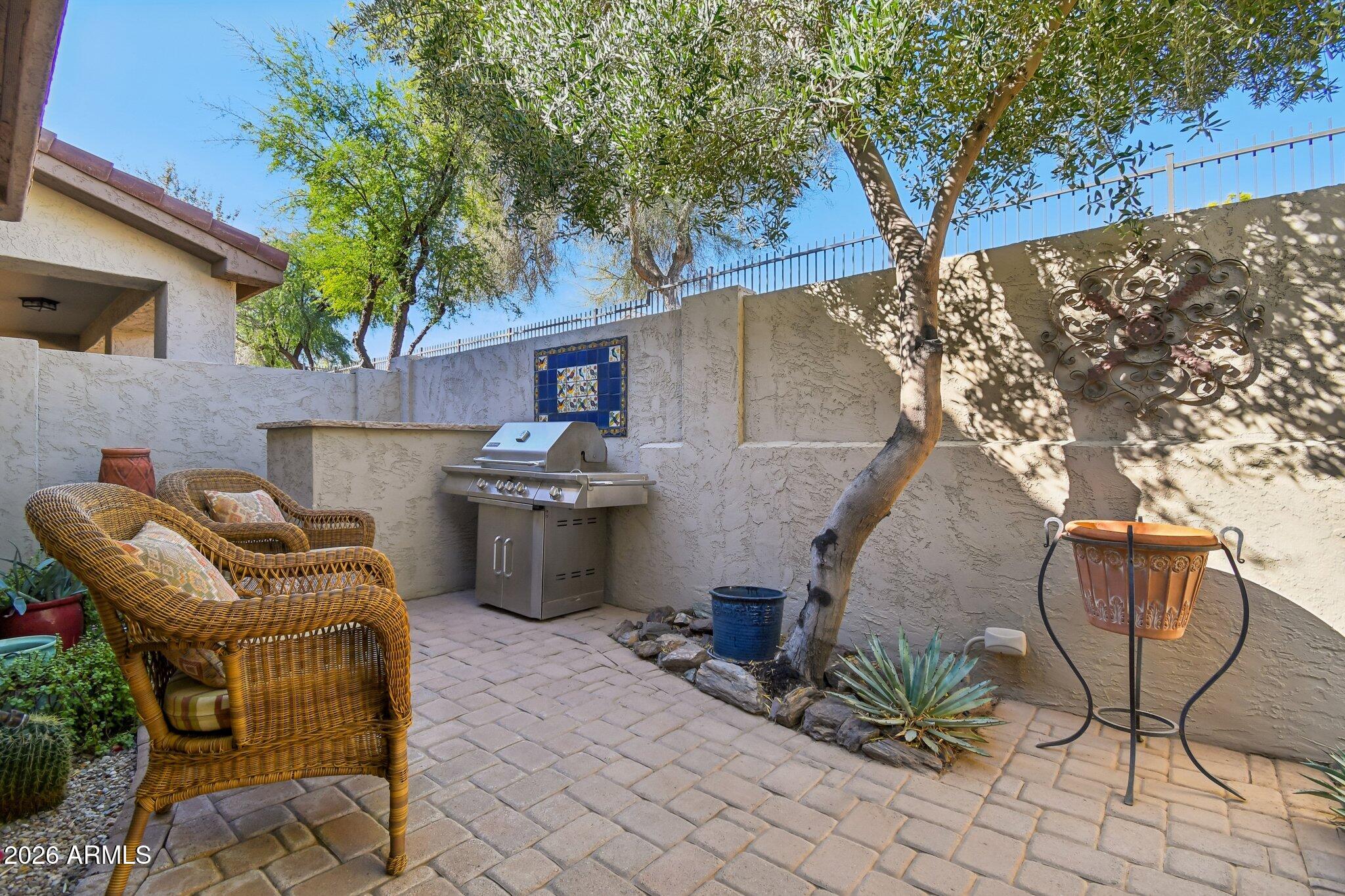 1024 East Frye Road, Unit 1039 Phoenix, AZ 85048 - Photo 24 of 32 a view of a chairs and table in backyard of the house