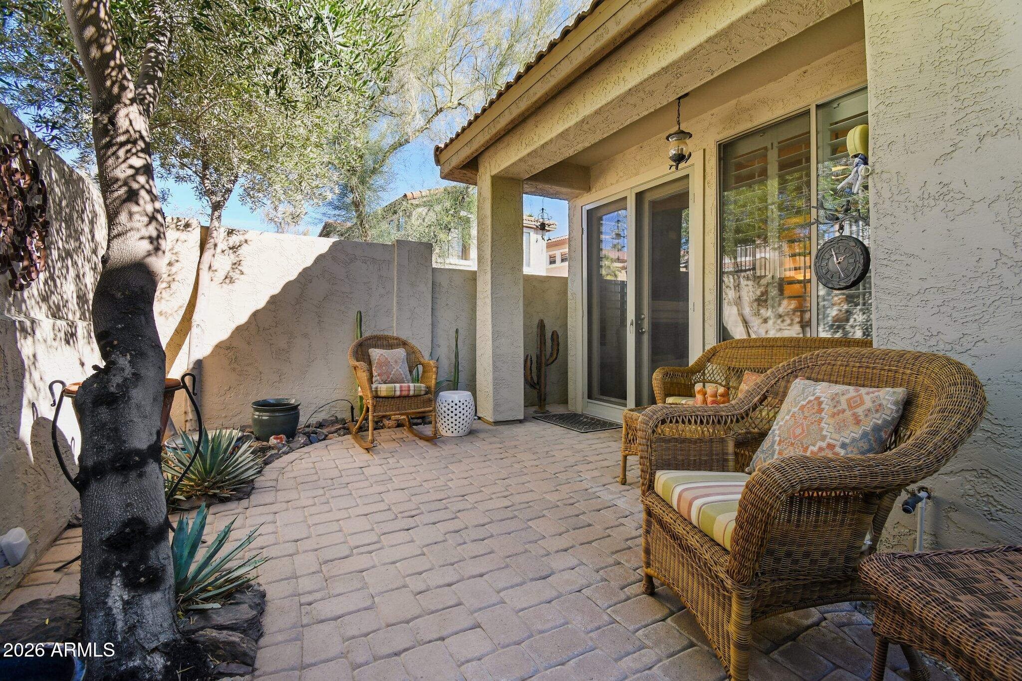 1024 East Frye Road, Unit 1039 Phoenix, AZ 85048 - Photo 26 of 32 a backyard of a house with seating space