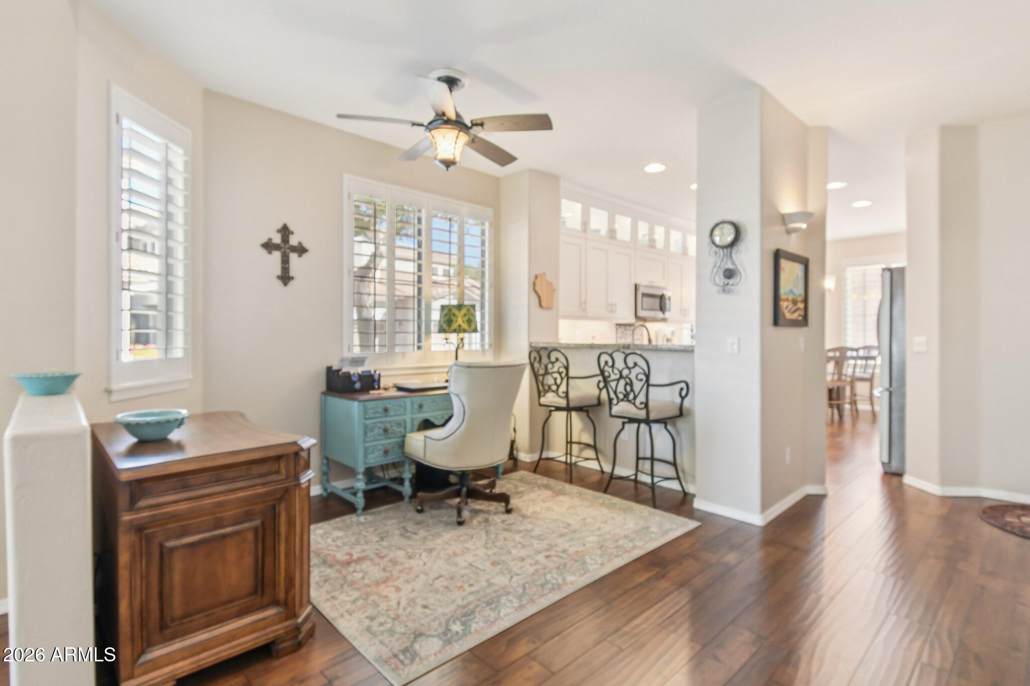 1024 East Frye Road, Unit 1039 Phoenix, AZ 85048 - Photo 5 of 32 a living room with furniture and a table