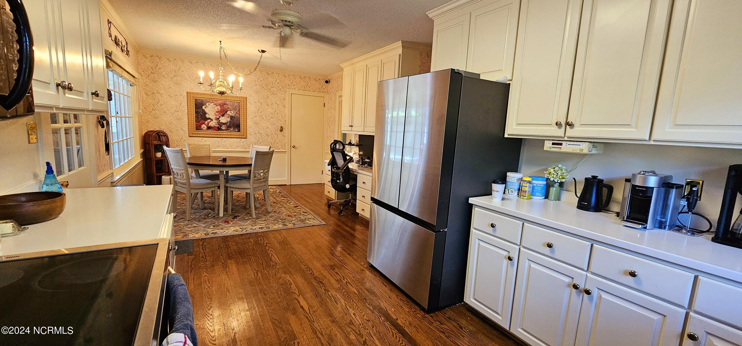 1305 Greenbriar Road Kinston, NC 28501 - Photo 10 of 51 Kitchen/breakfast nook