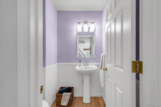 a view of entryway and kitchen