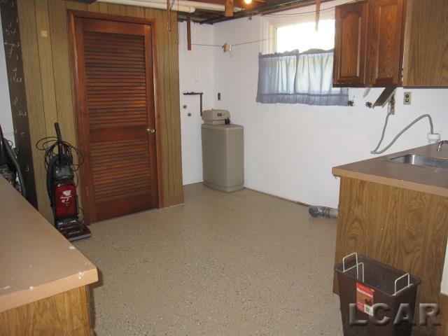 3666 Country Club Road Adrian, MI 49221 - Photo 25 of 32 Laundry Room