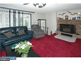 12011 Medford Road Philadelphia, PA 19154 - Photo 7 of 11 Living Room