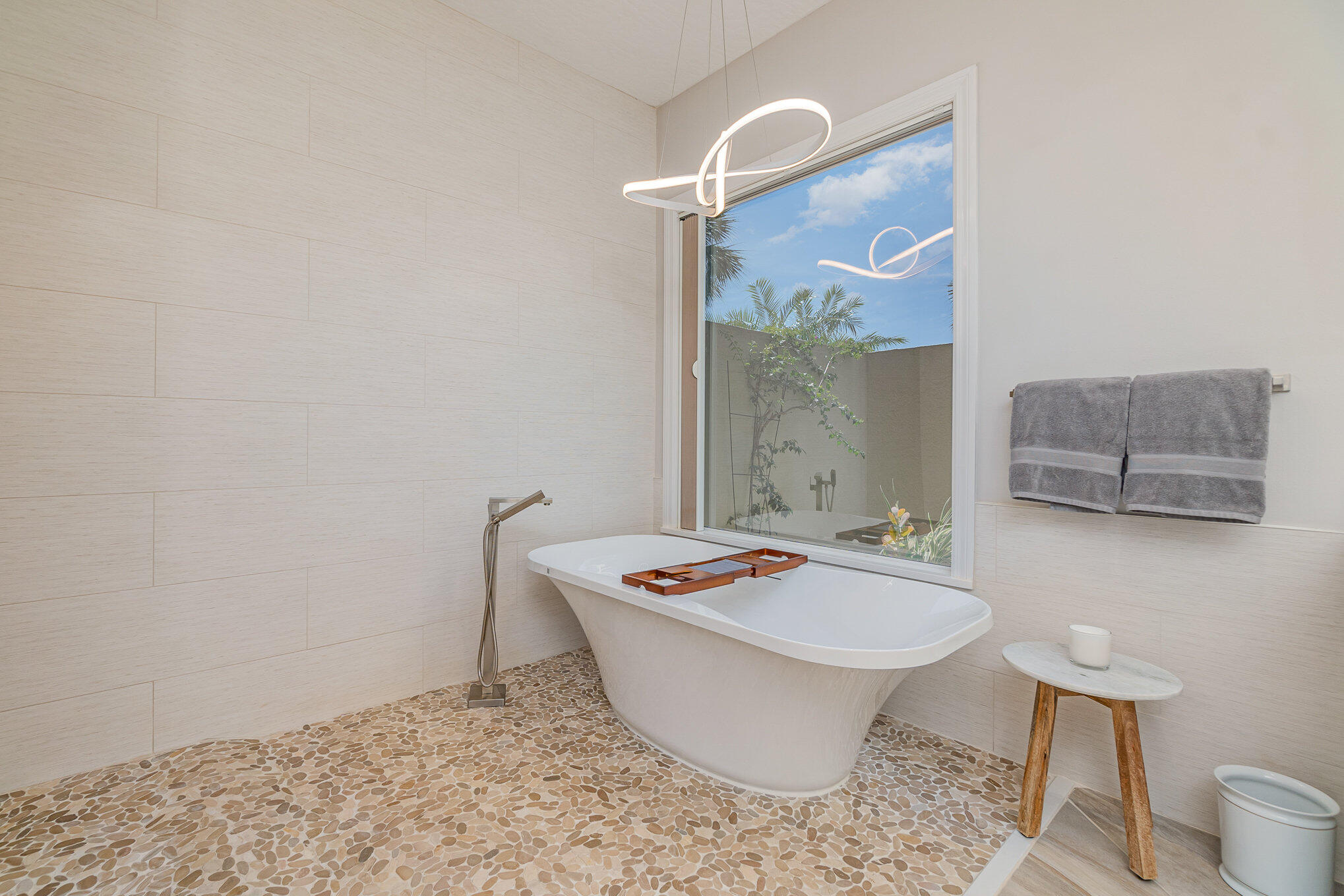 789 Oak Park Drive Melbourne, FL 32940 - Photo 13 of 44 a white bath tub sitting next to a toilet