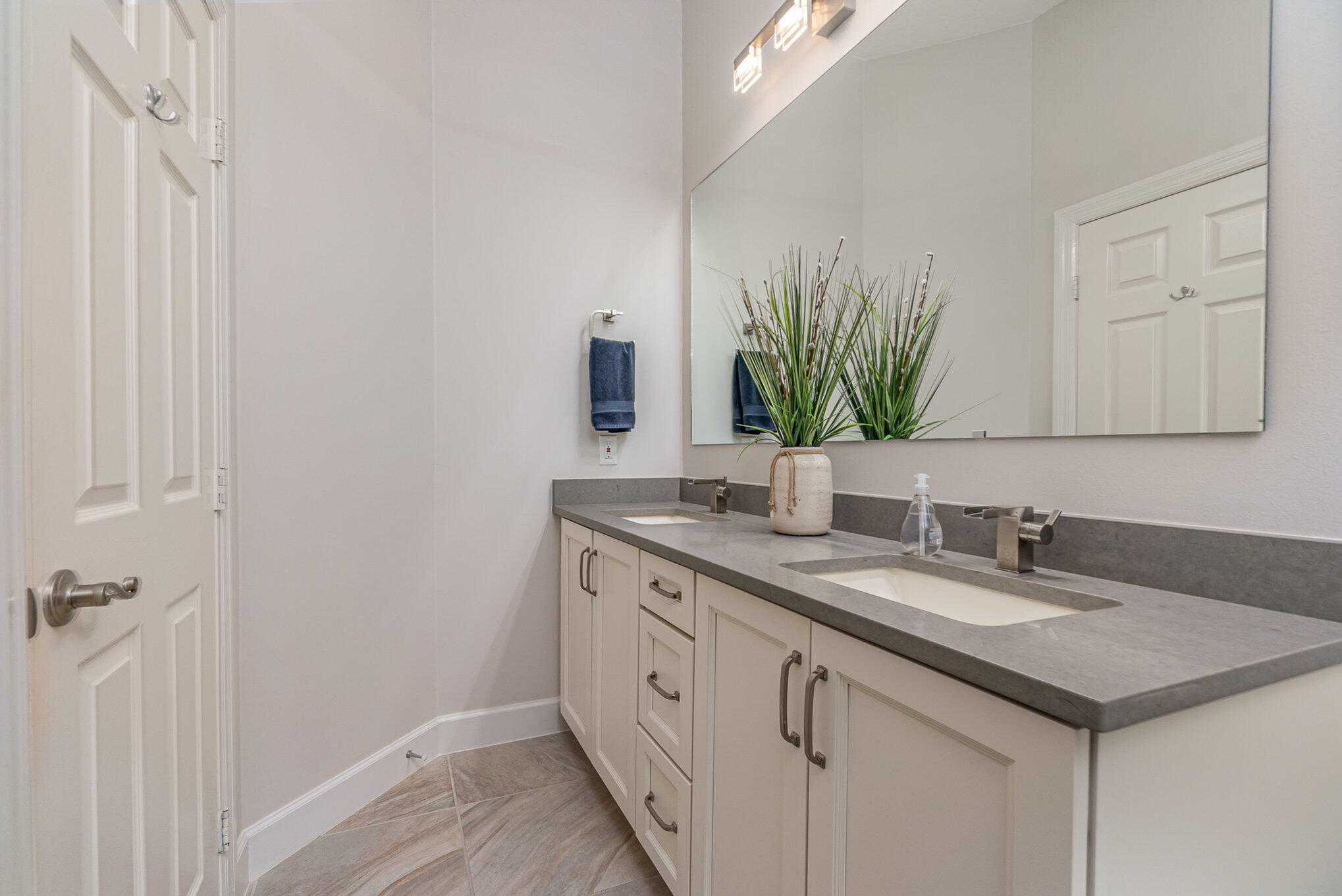789 Oak Park Drive Melbourne, FL 32940 - Photo 25 of 44 a bathroom with a sink and a mirror