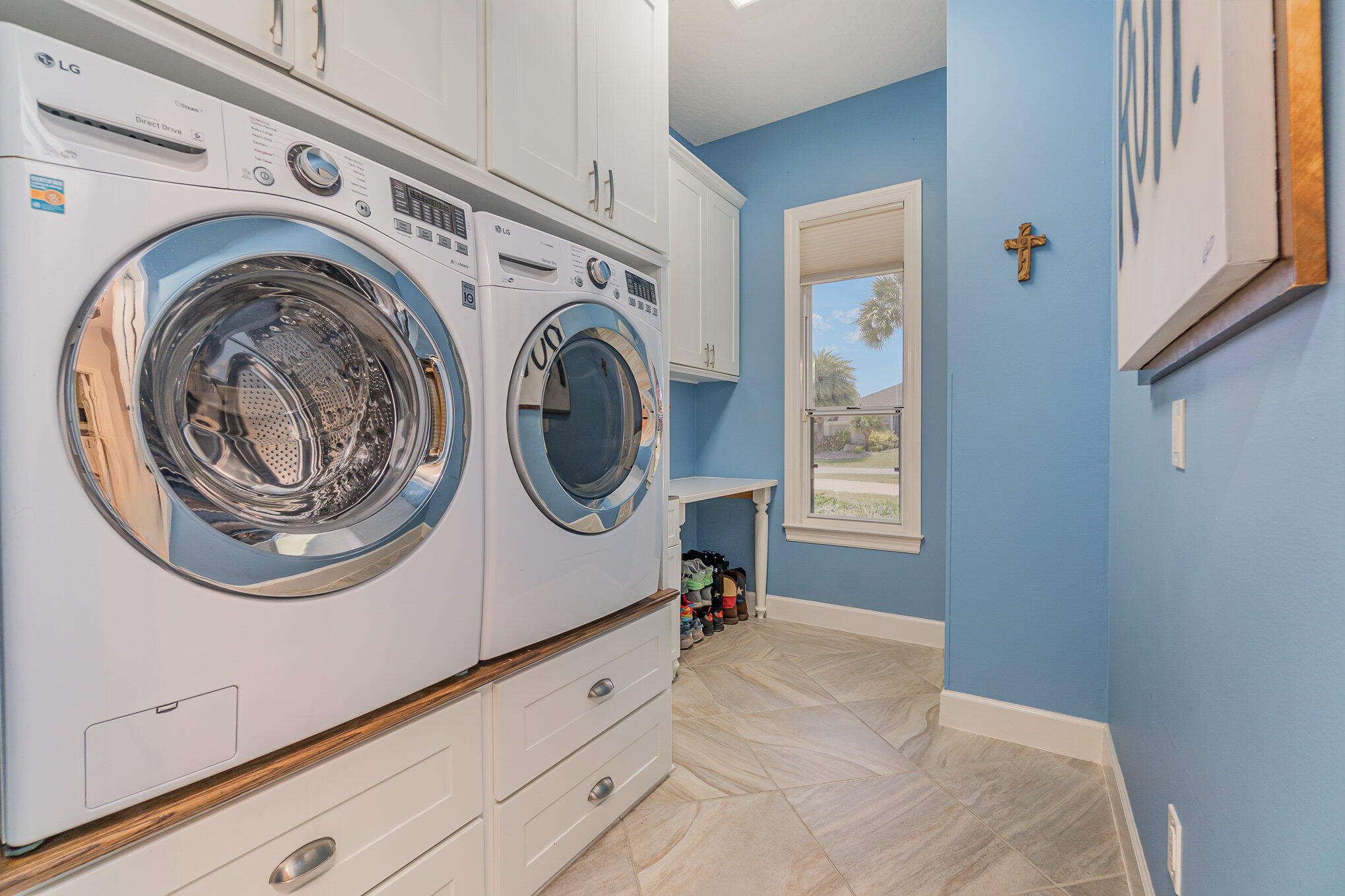 789 Oak Park Drive Melbourne, FL 32940 - Photo 28 of 44 a view of a hallway with washer and dryer