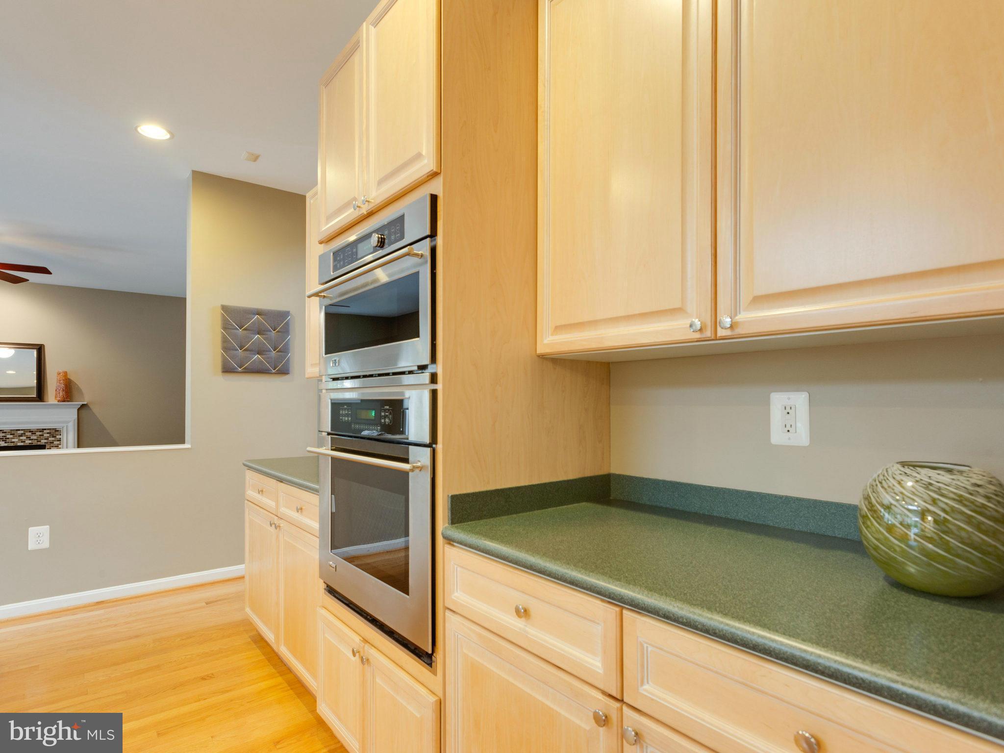 2000 Beacon Place Reston, VA 20191 - Photo 11 of 30 Kitchen
