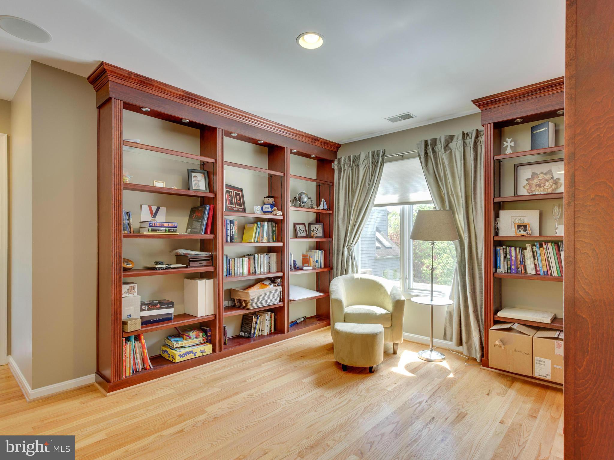 2000 Beacon Place Reston, VA 20191 - Photo 14 of 30 Library and reading room