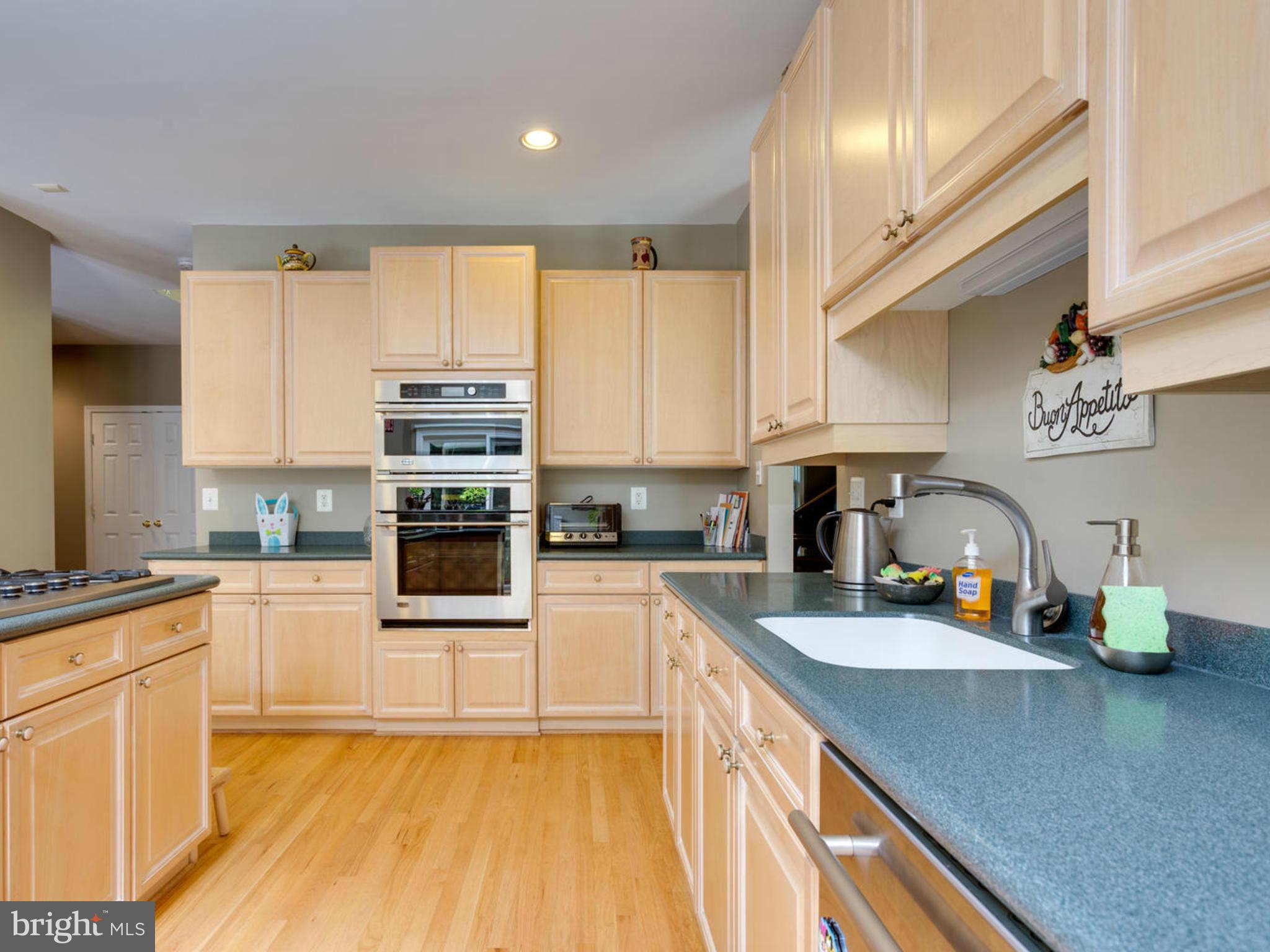 2000 Beacon Place Reston, VA 20191 - Photo 8 of 30 Kitchen