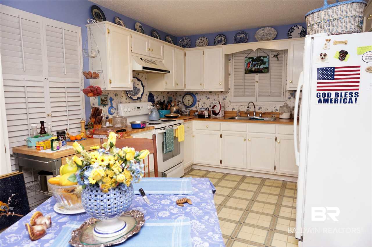 102 Rainer Circle Daphne, AL 36526 - Photo 4 of 16 Kitchen with breakfast area