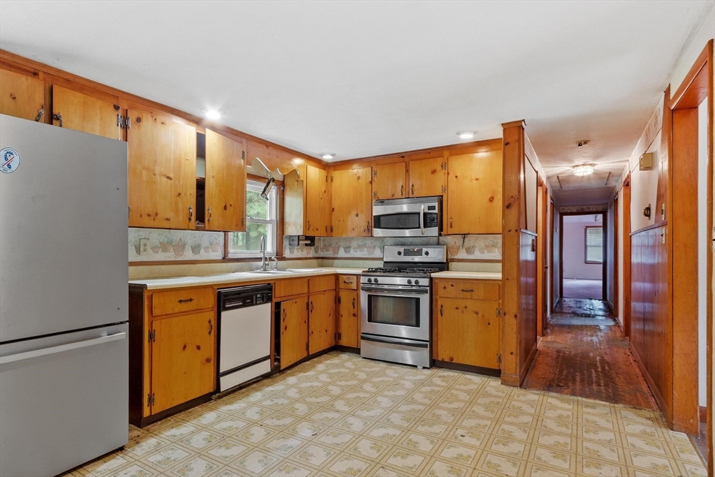 83 McClelland Road Halifax, MA 02338 - Photo 6 of 40