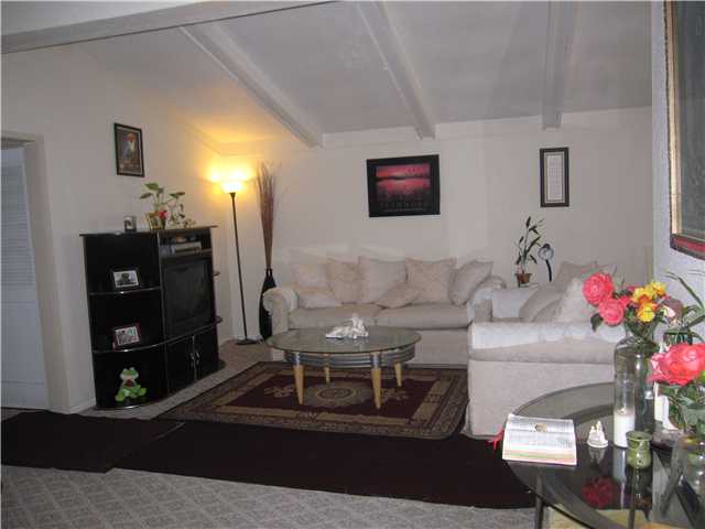 Spacious living room with high celings