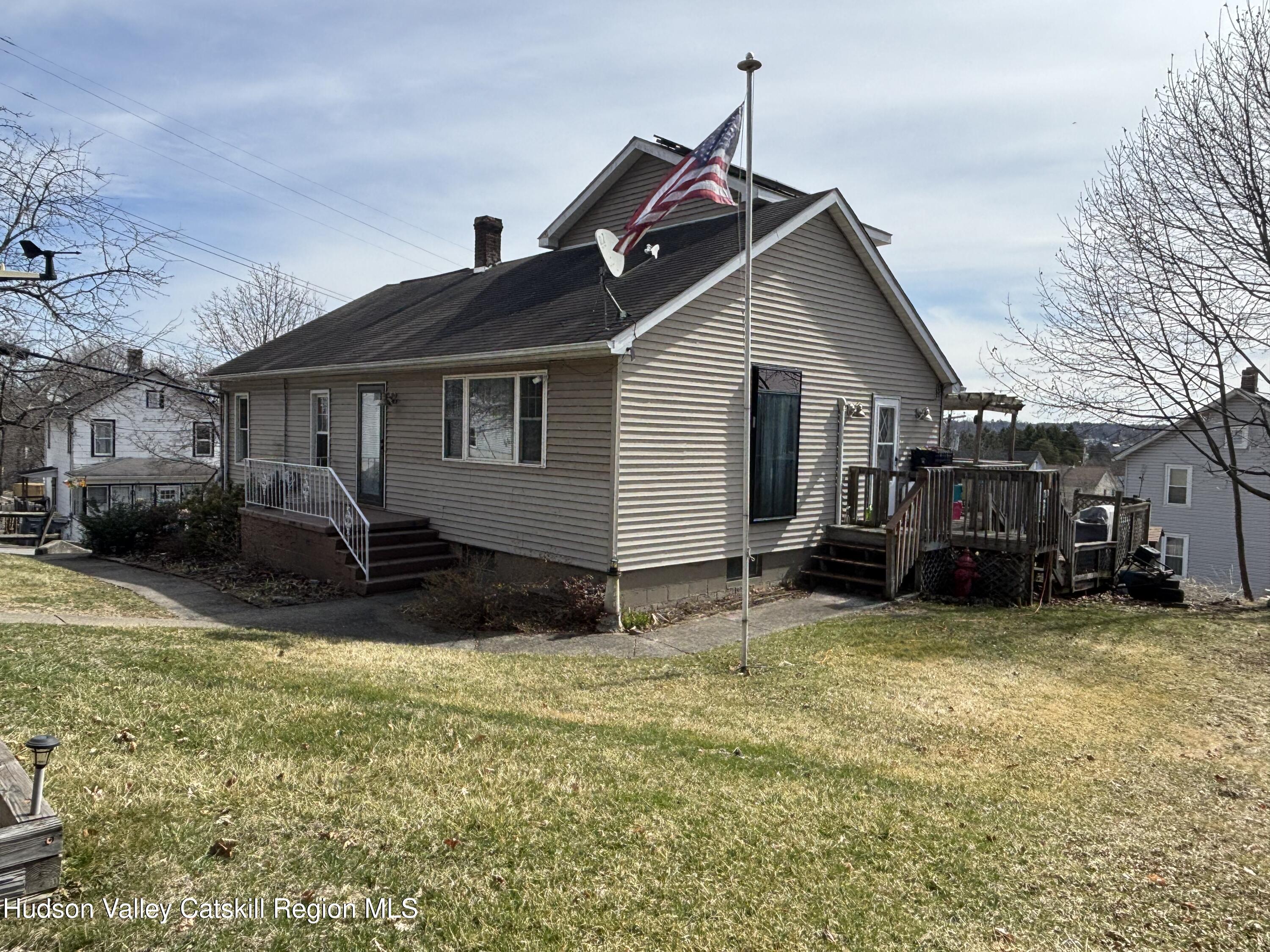 a view of a house with a yard