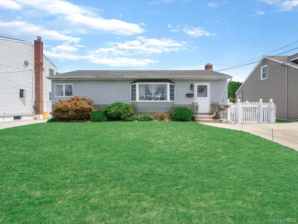$699,999 | 208 North 3rd Street, Bethpage, NY 11714
