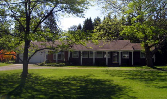 a view of a house with a yard