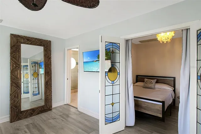 a view of livingroom with furniture