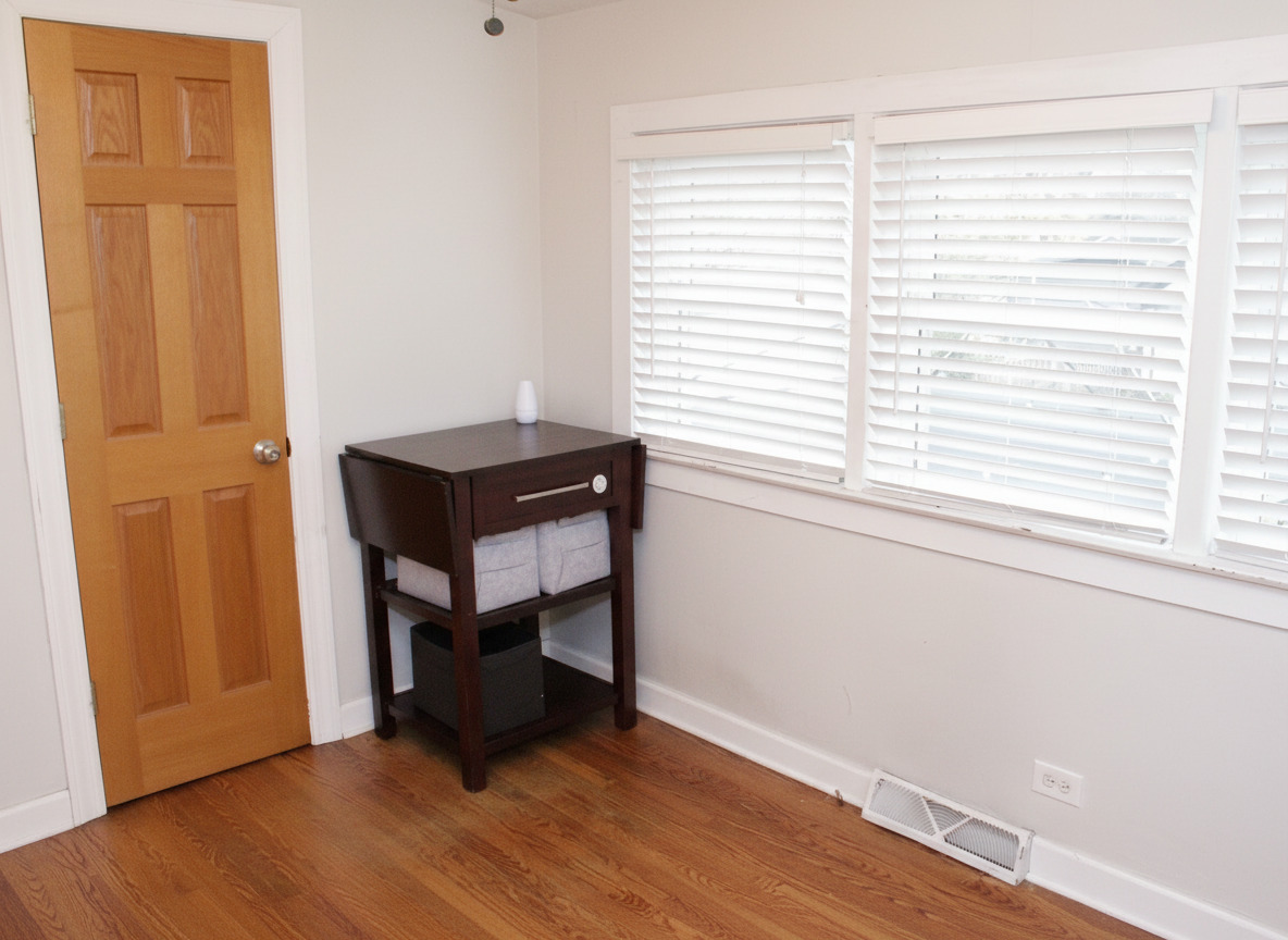 305 Maple Street Glen Ellyn, IL 60137 - Photo 21 of 28 a room that has a window in it
