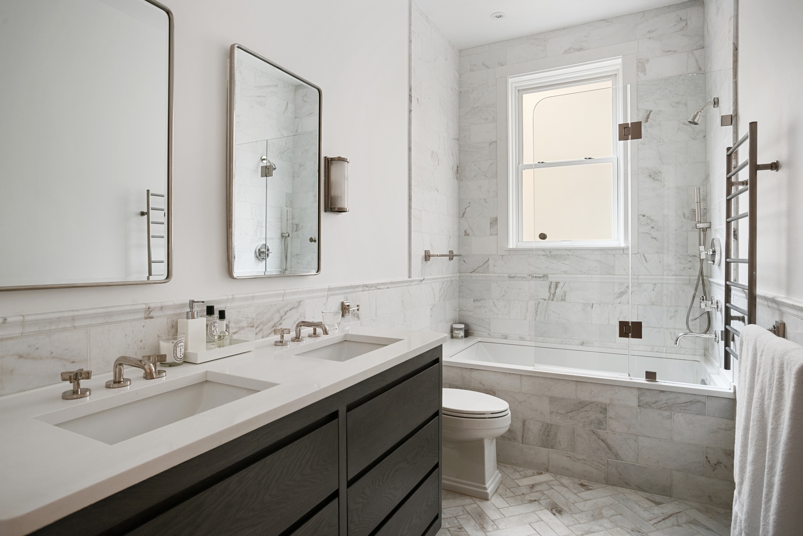 322 West Belden Avenue, Unit 1W Chicago, IL 60614 - Photo 17 of 24 a bathroom with a double vanity sink mirror double and bathtub