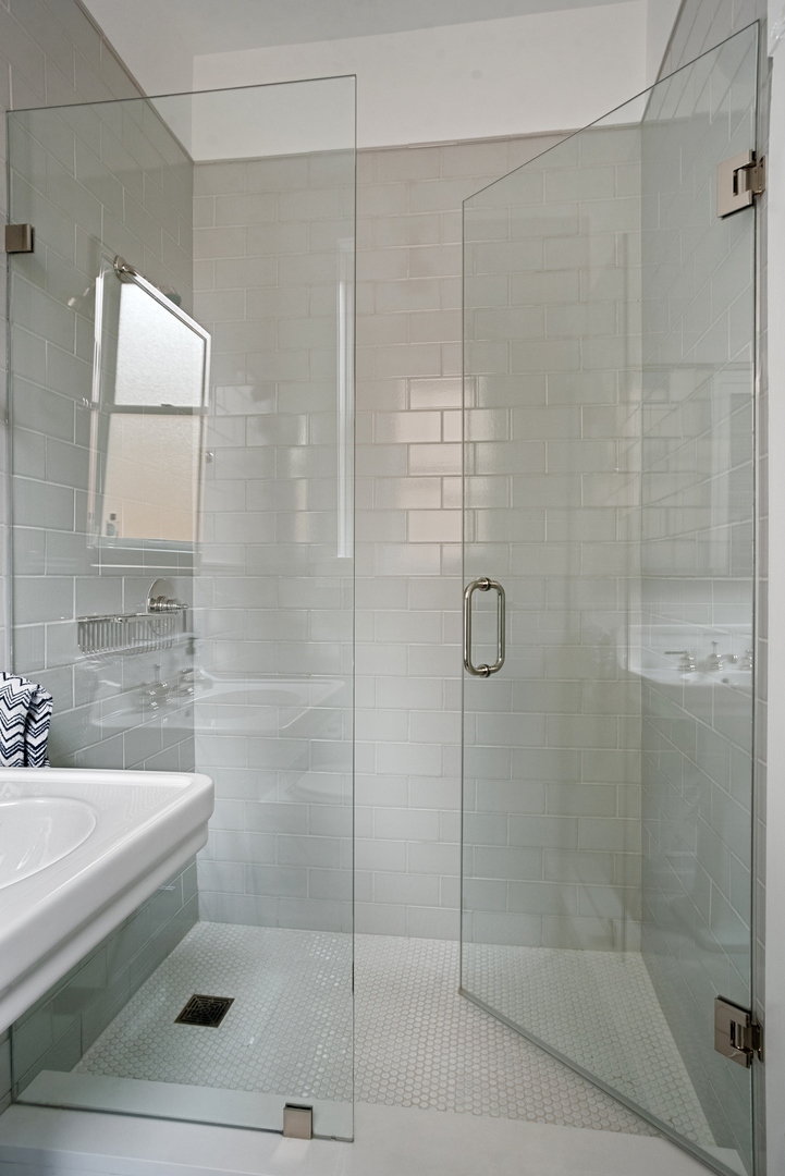 322 West Belden Avenue, Unit 1W Chicago, IL 60614 - Photo 21 of 24 a bathroom with a shower