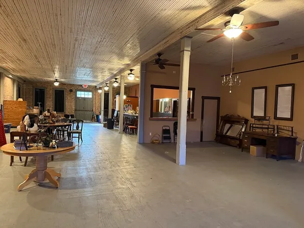 a view of a livingroom with furniture and a ceiling fan