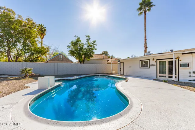 a view of a house with backyard