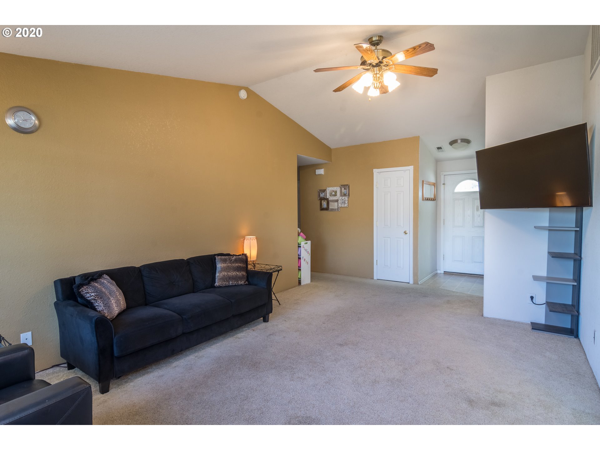 1630 Rolling Hills Road Roseburg, OR 97471 - Photo 6 of 32 Gallery Image 6