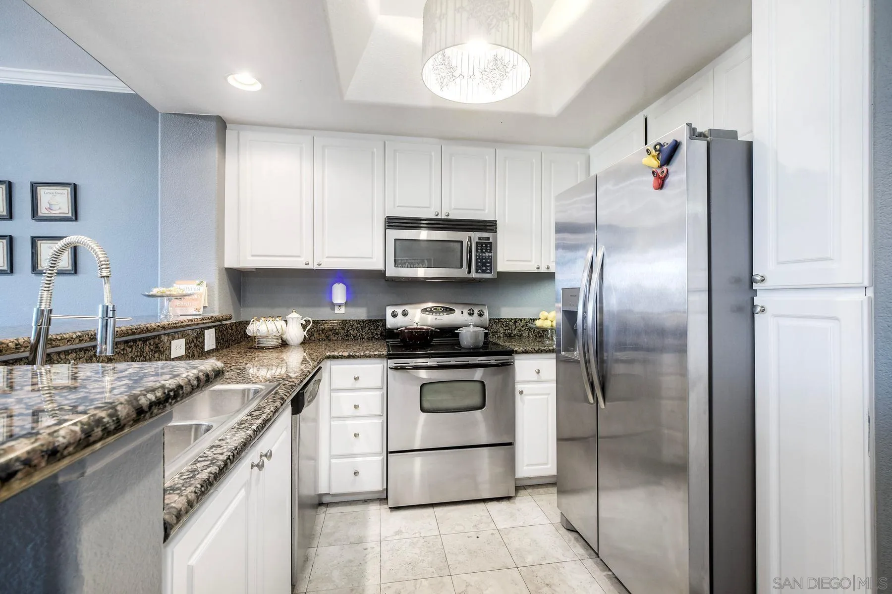 9253 Regents Road, Unit A305 La Jolla, CA 92037 - Photo 3 of 32 Kitchen