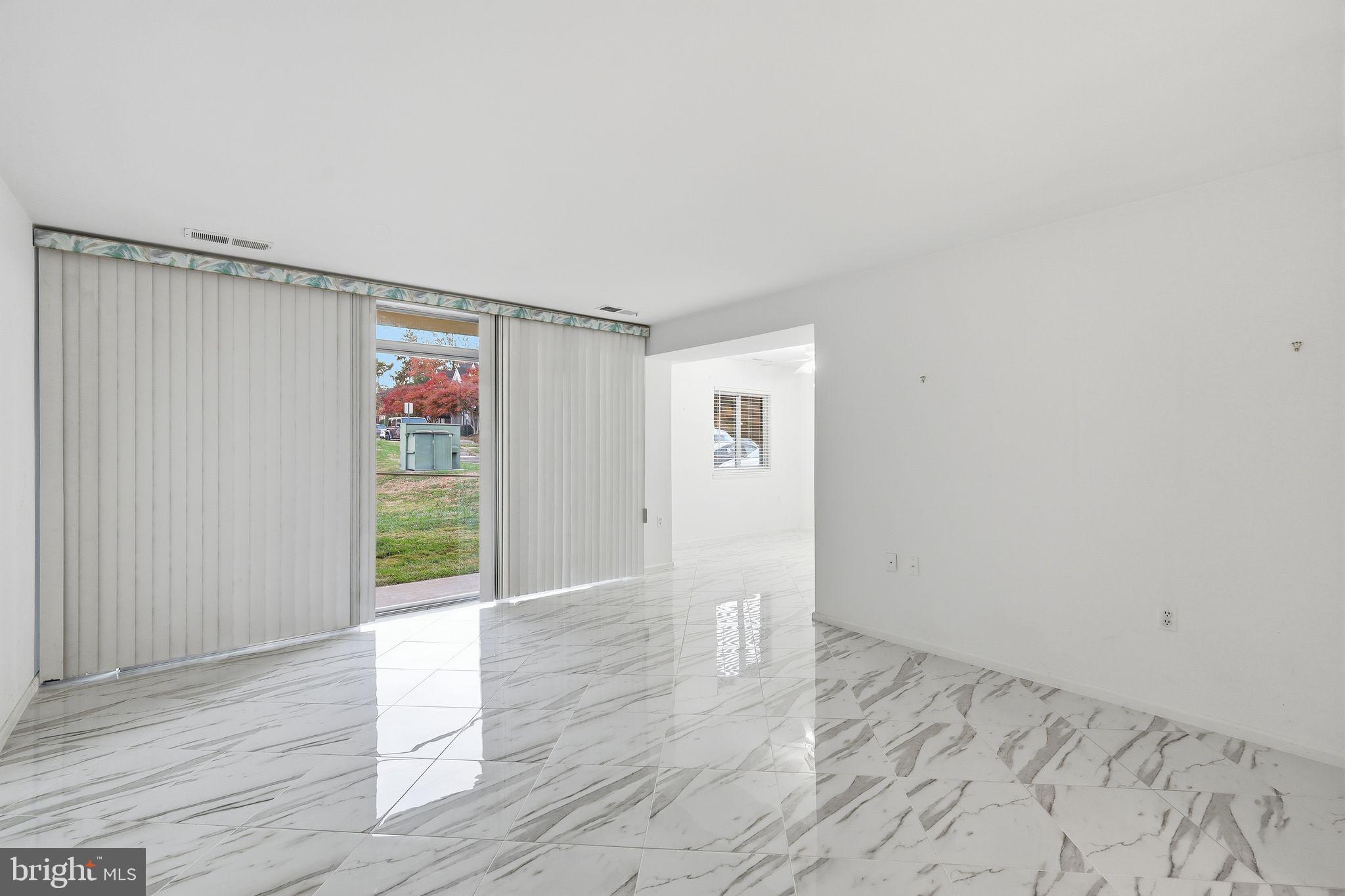 18701 Walkers Choice Road, Unit 2 Gaithersburg, MD 20886 - Photo 2 of 10 Open those blinds & let the sunshine in!