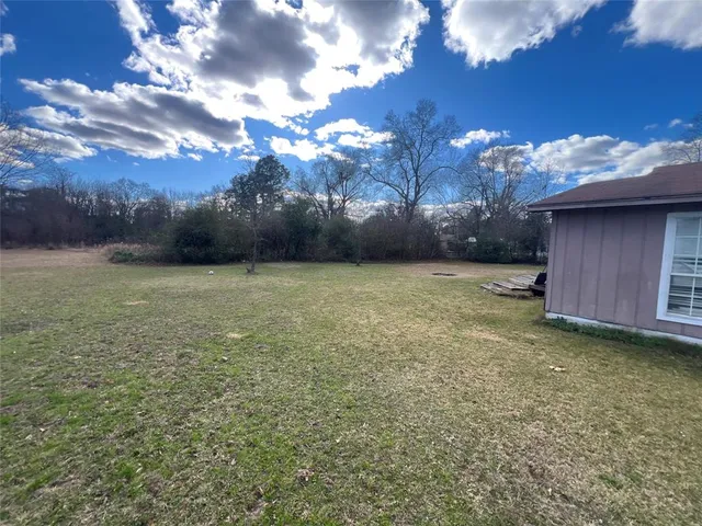 a view of a backyard