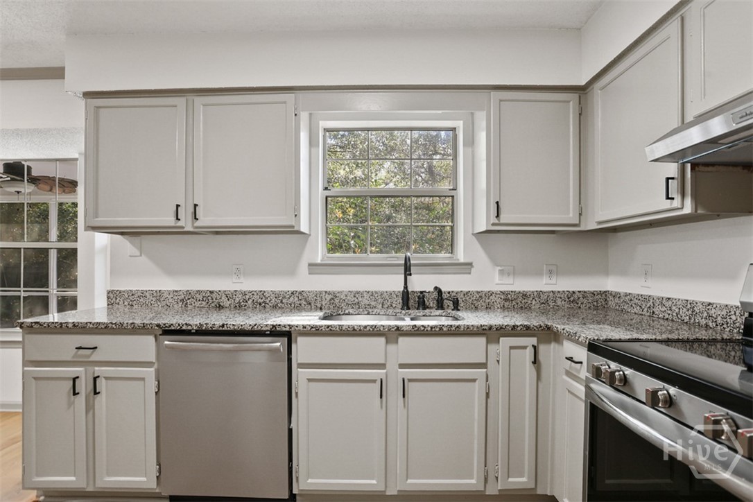 520 Oemler Loop Savannah, GA 31410 - Photo 9 of 36