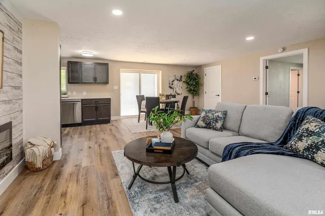 $257,400 | 5157 Herrin Road, Carterville, IL 62918