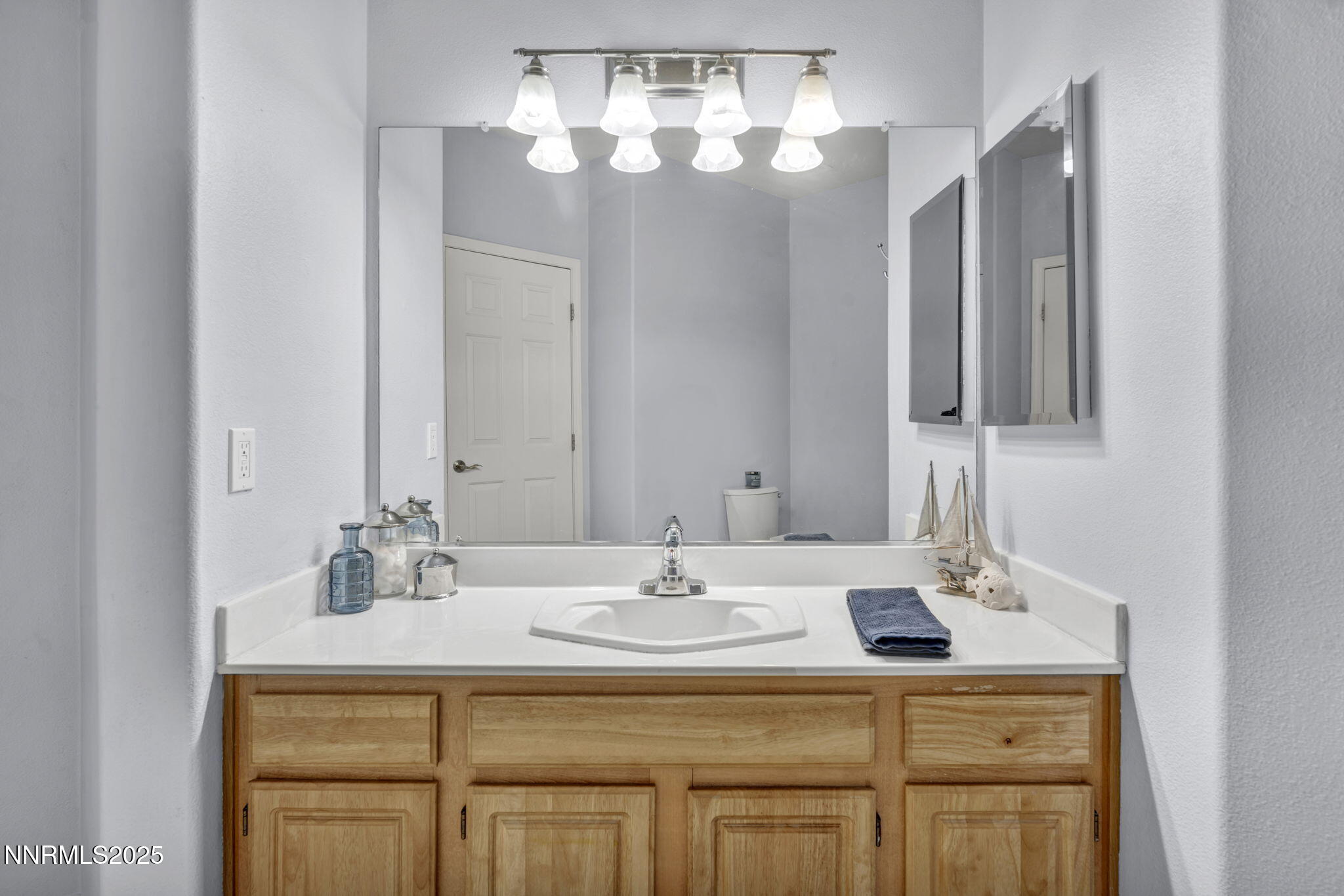 900 South Meadows Parkway, Unit 3223 Reno, NV 89521 - Photo 21 of 42 a bathroom with a sink and a mirror