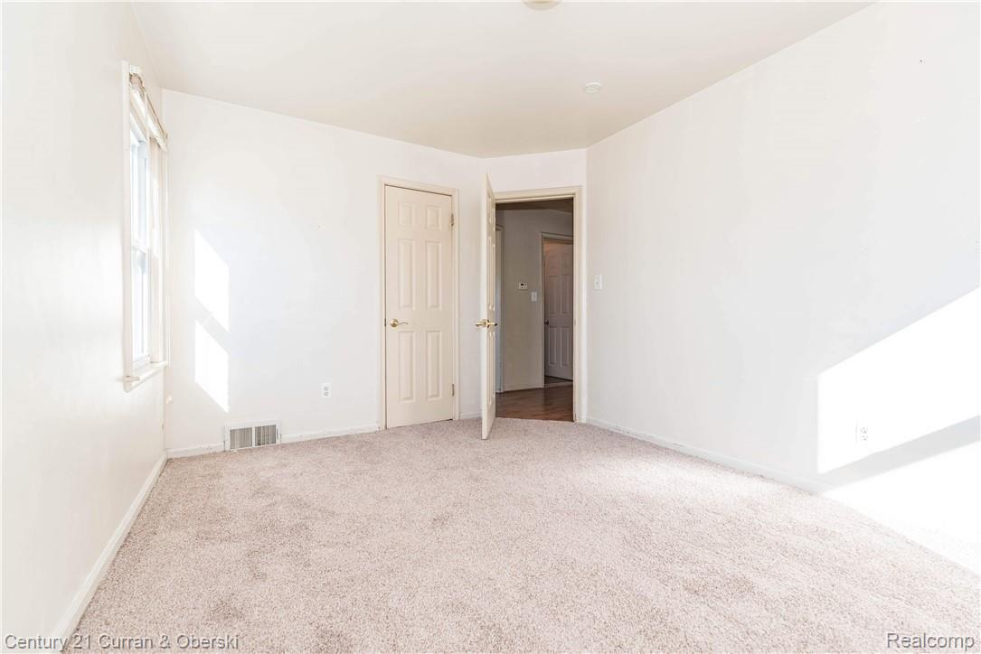 5475 Chase Road Dearborn, MI 48126 - Photo 14 of 18 DSC_3645.jpg