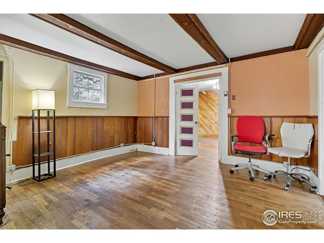 a view of front door with entryway