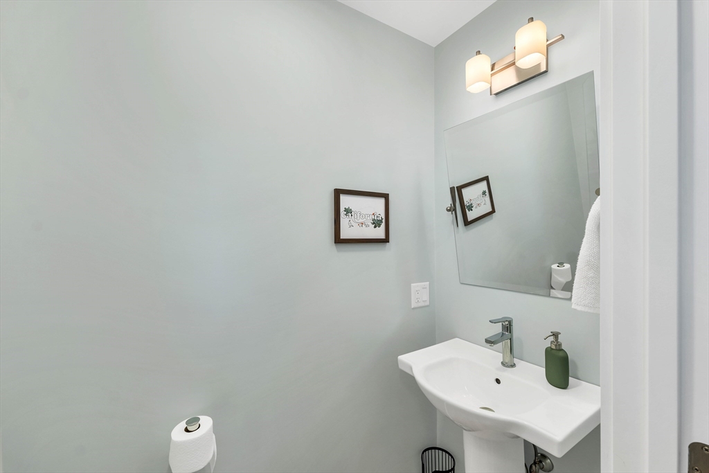 142 Main Street, Unit 2 Amesbury, MA 01913 - Photo 12 of 40