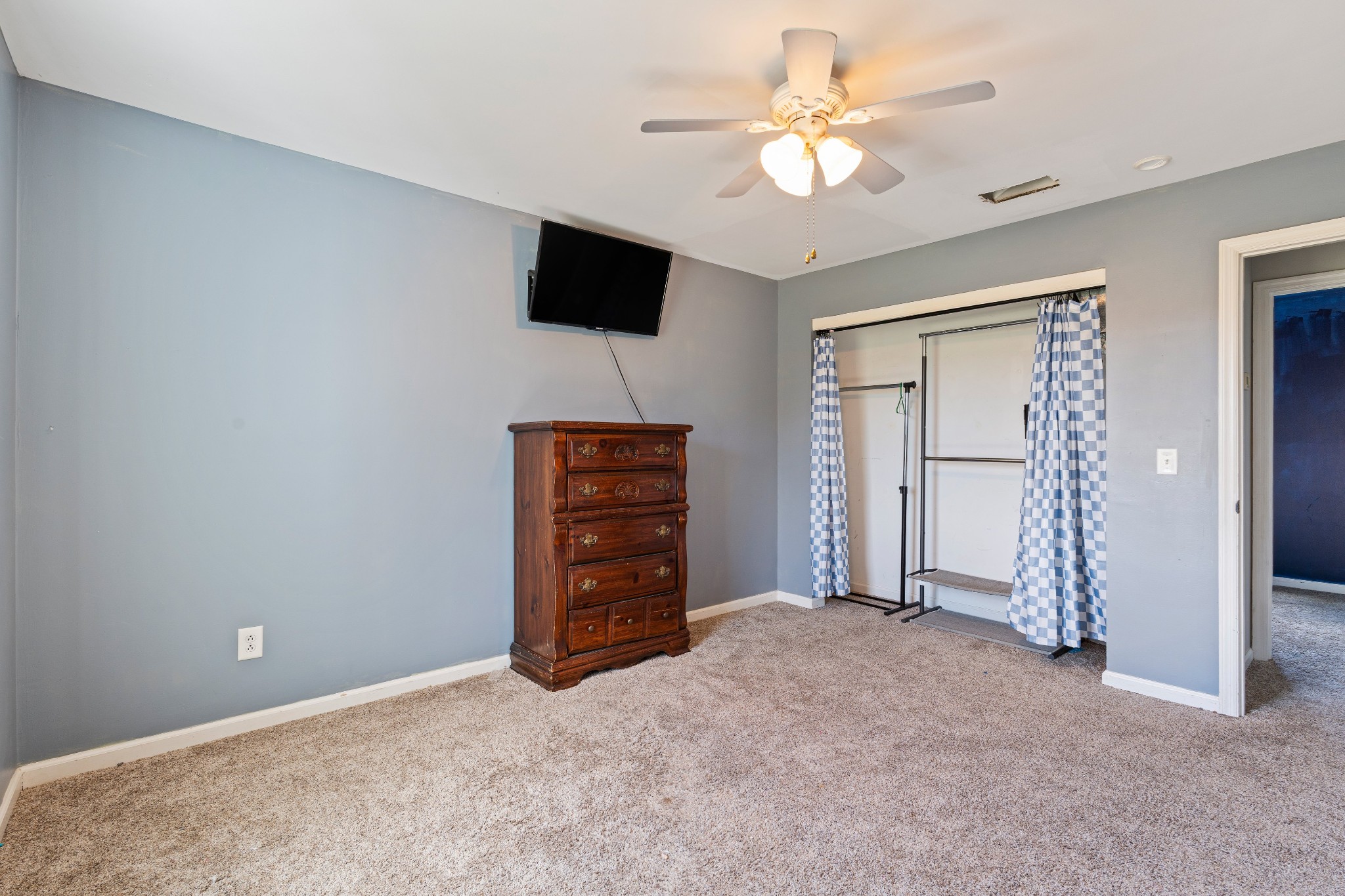 330 John Shaw Road Lewisburg, TN 37091 - Photo 26 of 41 an empty room with a ceiling fan and a bathroom