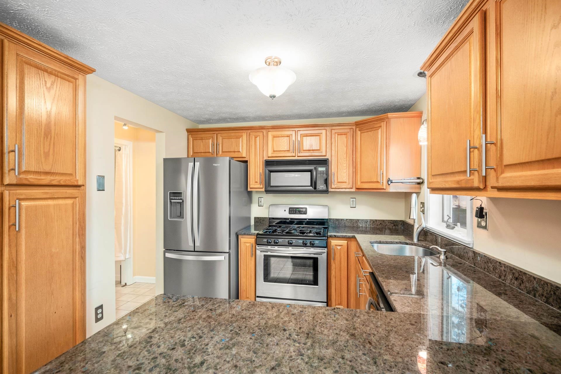 52 Preston Field Road Nashua, NH 03064 - Photo 7 of 40