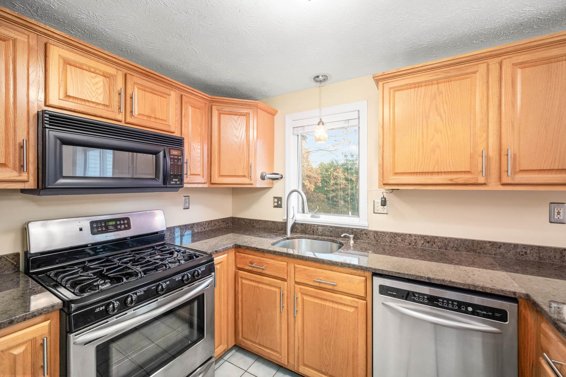 52 Preston Field Road Nashua, NH 03064 - Photo 8 of 40