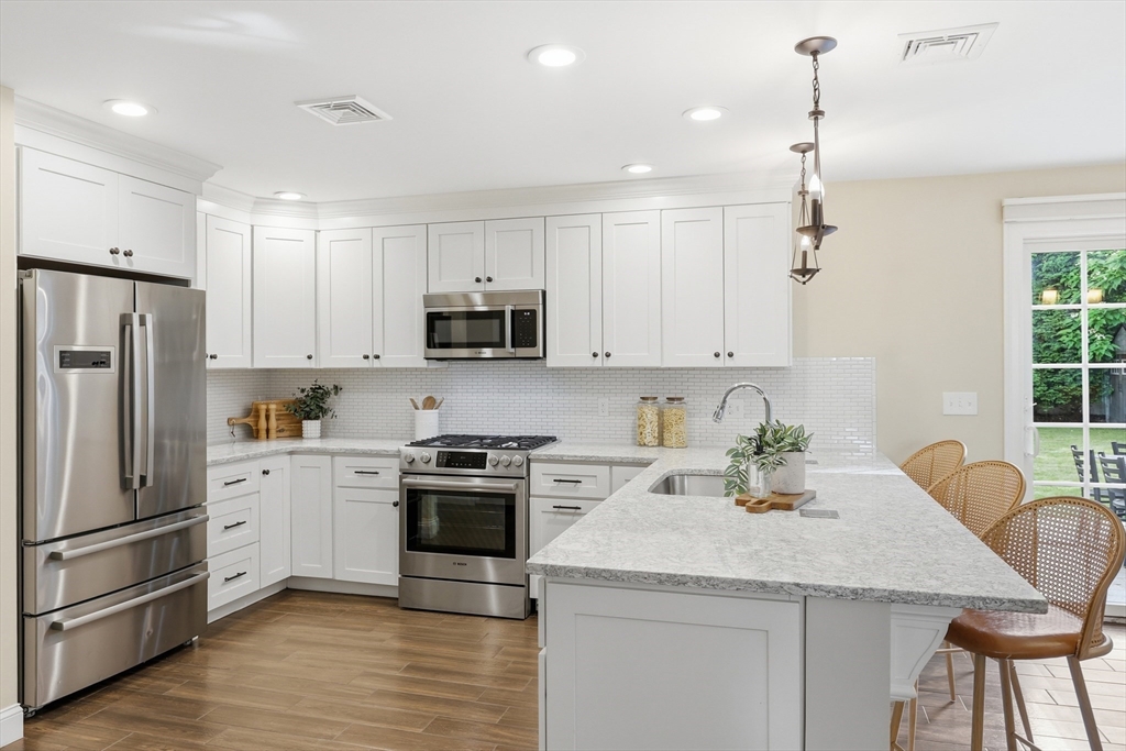 8 Cheevers Path, Unit 8 Bedford, MA 01730 - Photo 2 of 37