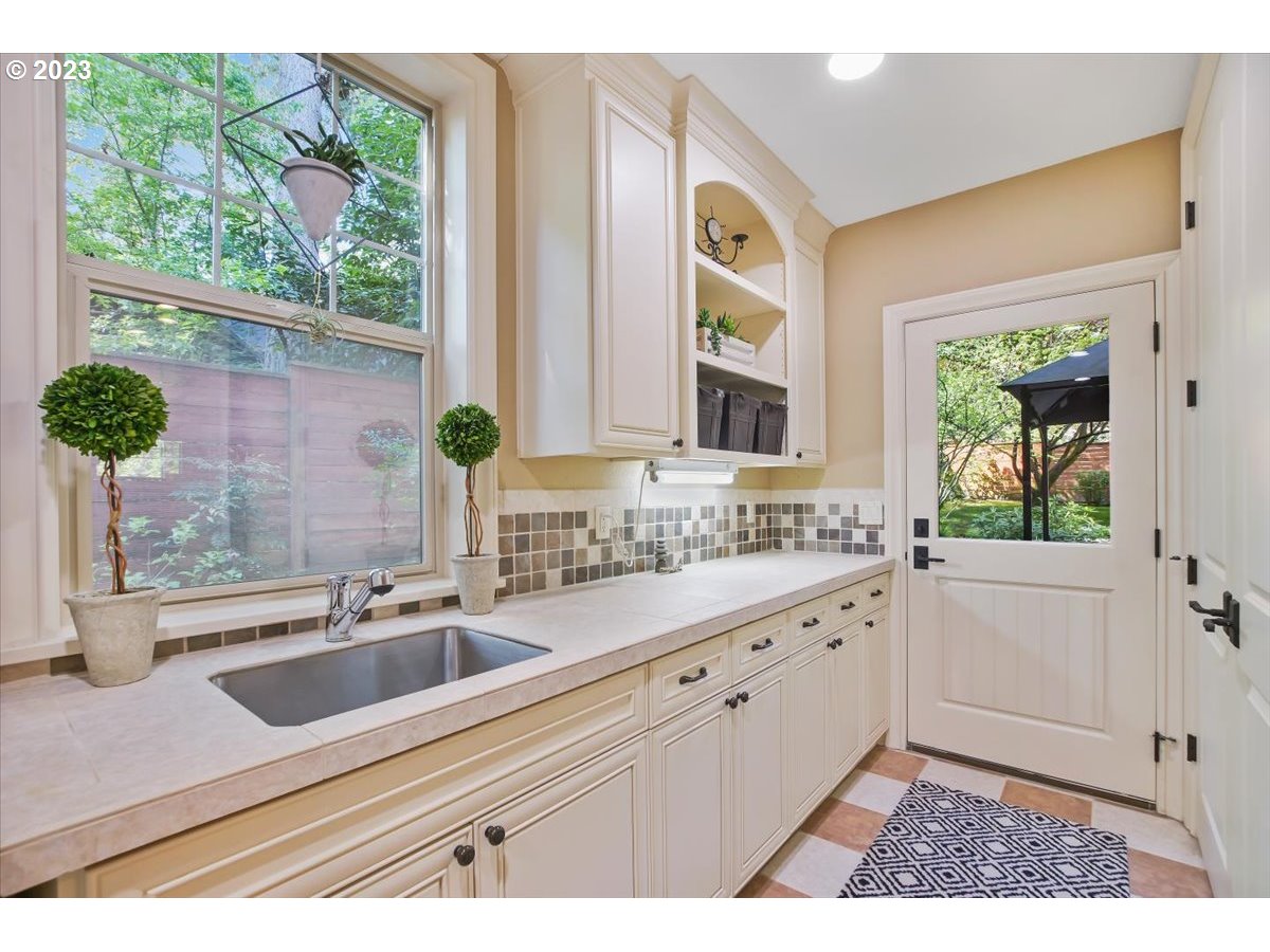 17269 Bryant Road Lake Oswego, OR 97035 - Photo 17 of 48 Gallery Image 17