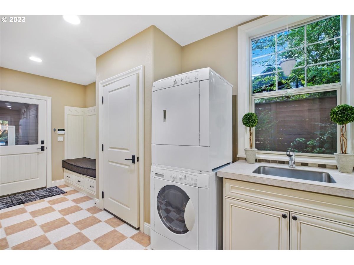 17269 Bryant Road Lake Oswego, OR 97035 - Photo 18 of 48 Gallery Image 18