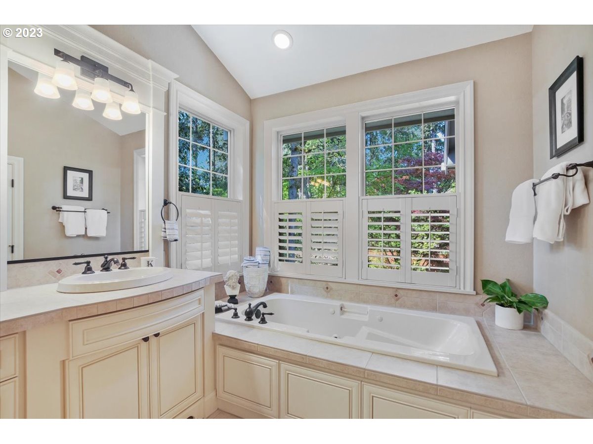 17269 Bryant Road Lake Oswego, OR 97035 - Photo 25 of 48 Gallery Image 25