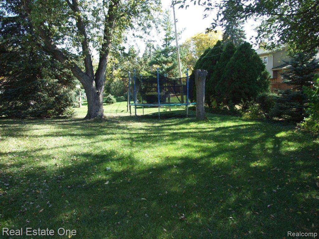 28534 Westerleigh Road Farmington, MI 48334 - Photo 24 of 25 Backyard