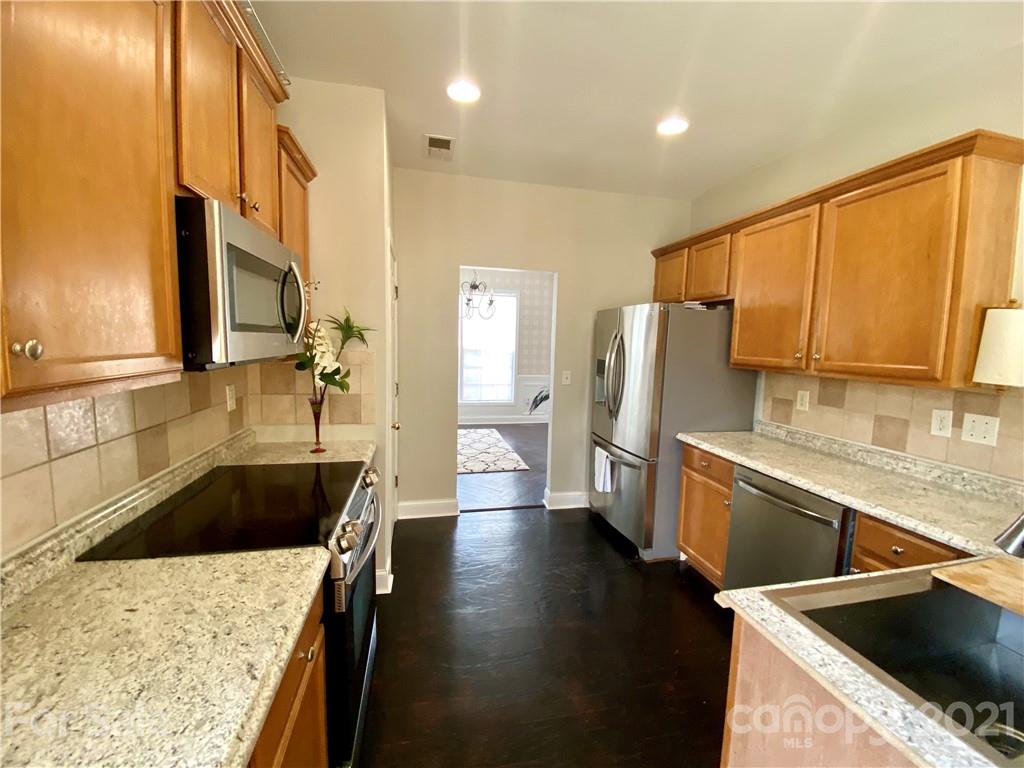 11414 Erwin Ridge Avenue Charlotte, NC 28213 - Photo 5 of 11 a kitchen with a sink stove and refrigerator