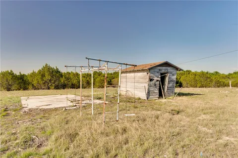 a view of a house with backyard