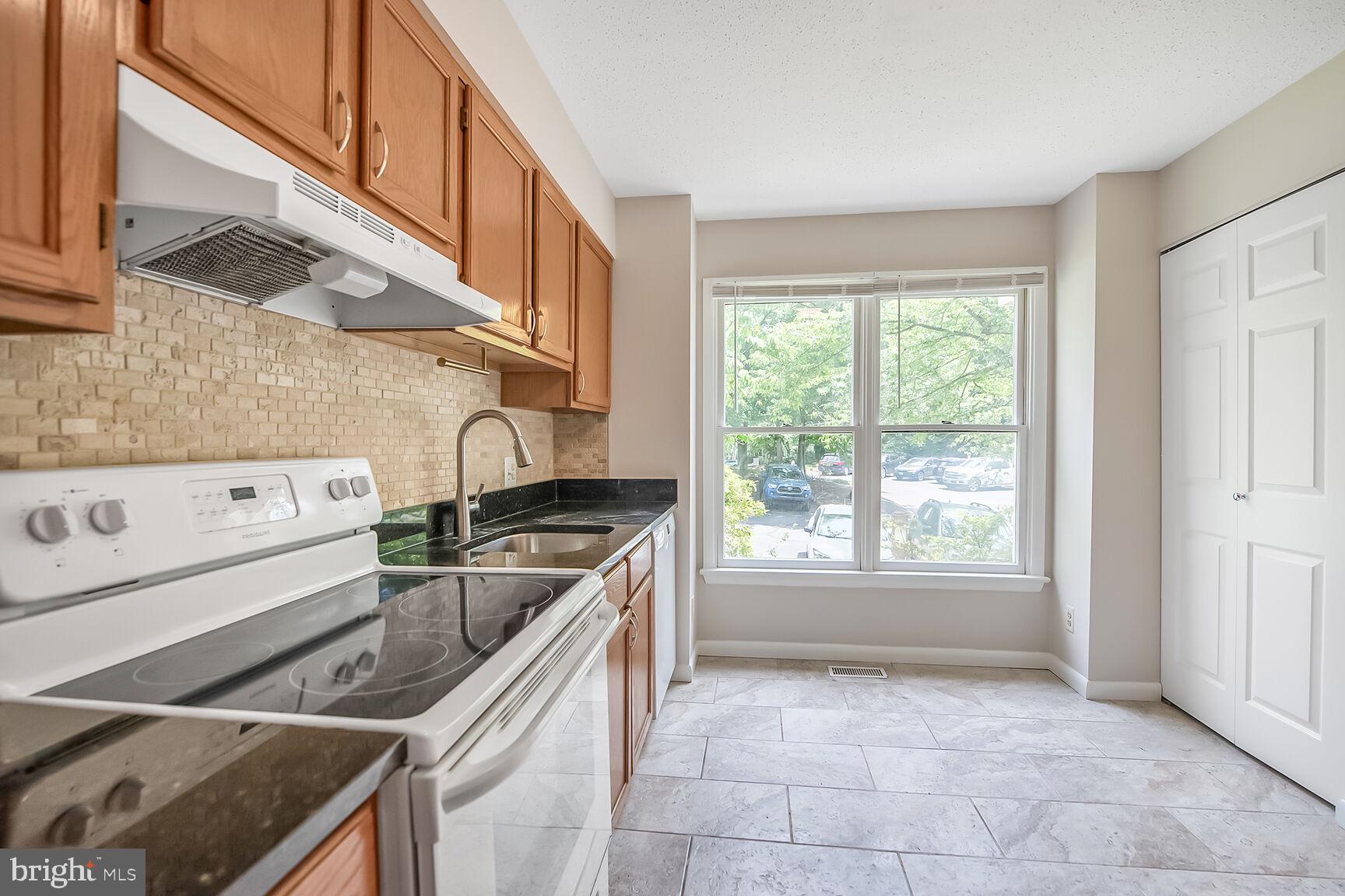 1657 Oak Spring Way Reston, VA 20190 - Photo 8 of 24 Gallery Image 8