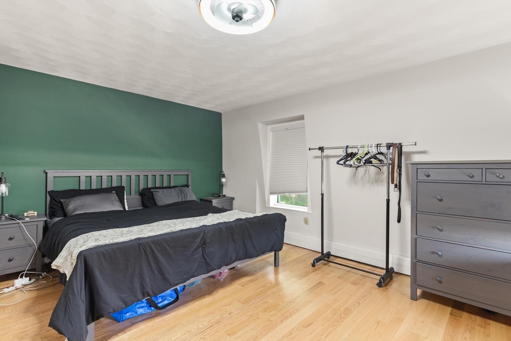 5 Washington Square Gloucester, MA 01930 - Photo 8 of 20 a bedroom with a bed and a dresser