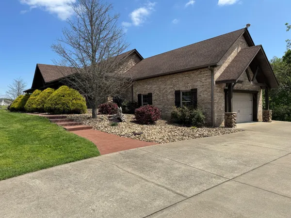 a view of a house with backyard and trees