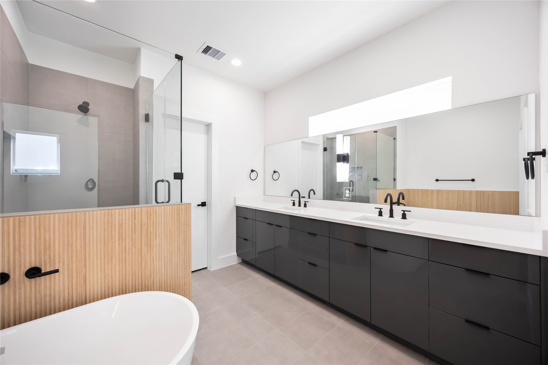 6735 Peerless Street, Unit C Houston, TX 77021 - Photo 16 of 27 a bathroom with a double vanity sink mirror and bathtub