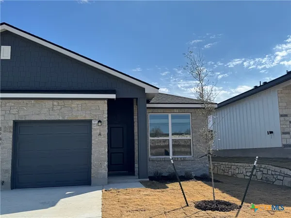 a view of a house with a backyard